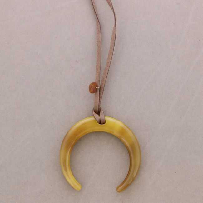 COLLAR LARGO COLGANTE MEDIA LUNA RESINA