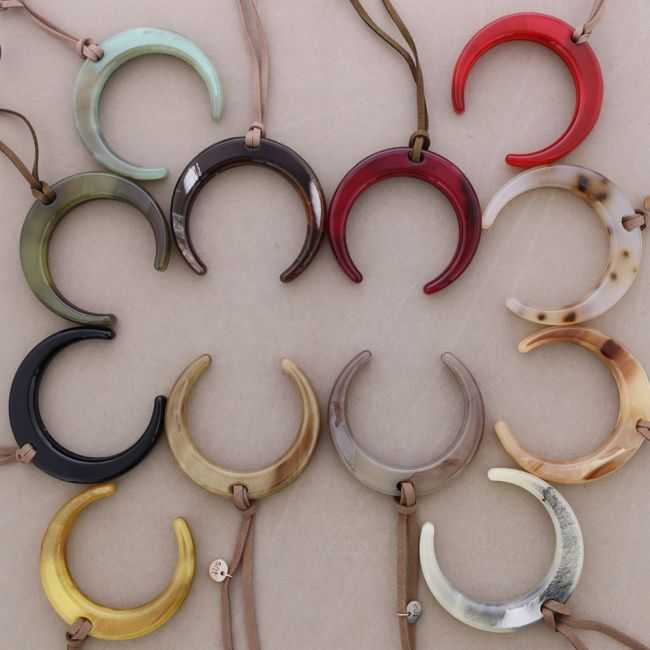 COLLAR LARGO COLGANTE MEDIA LUNA RESINA