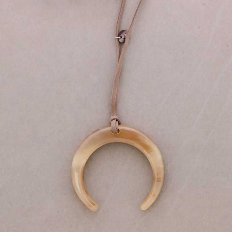 COLLAR LARGO COLGANTE MEDIA LUNA RESINA 2