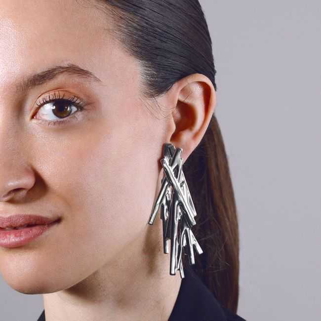 STEEL EARRINGS WITH CROSSED STRAPS
