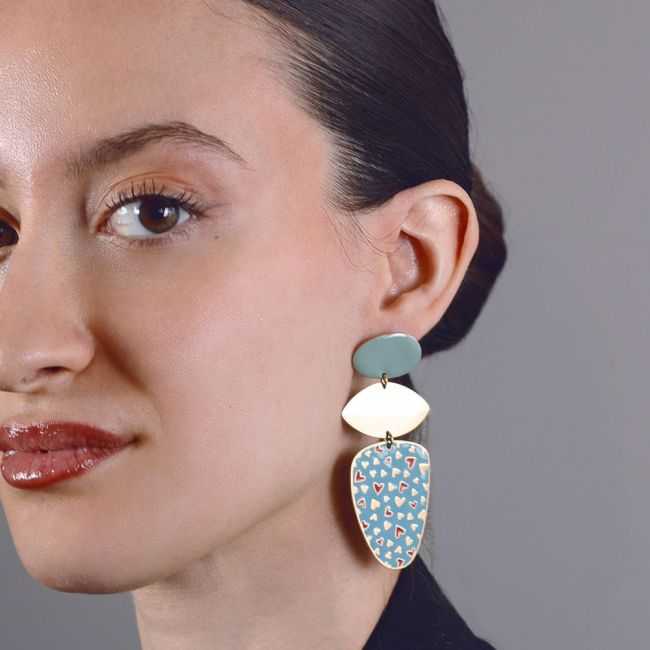STEEL PENDANT EARRINGS IN THE SHAPE OF HEARTS WITH ENAMEL