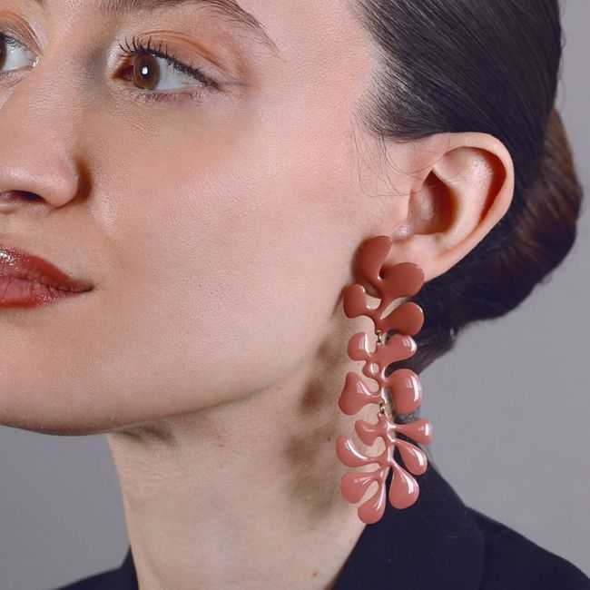 STEEL PENDANT EARRINGS WITH ENAMEL LEAVES