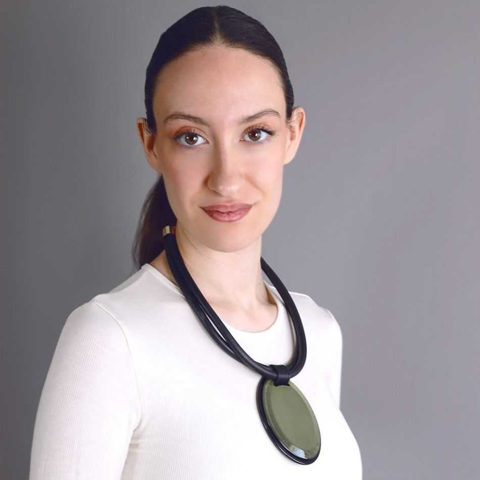 RESIN MEDAL PENDANT SHORT NECKLACE