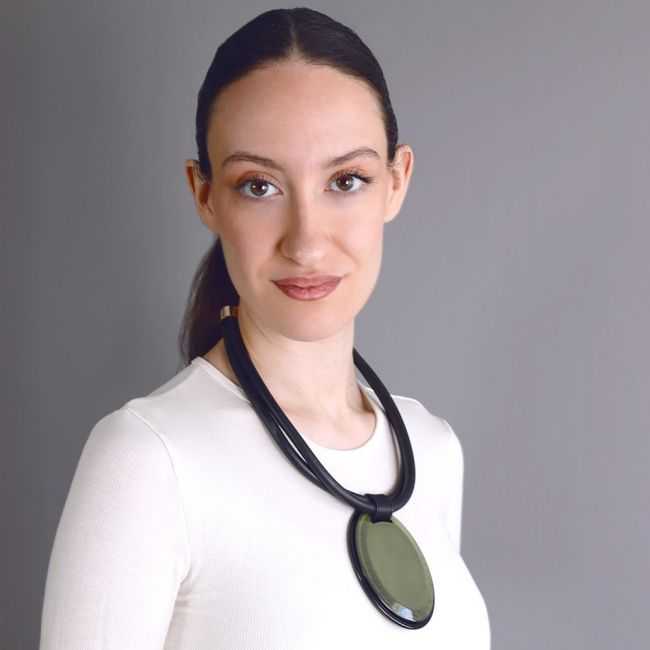 RESIN MEDAL PENDANT SHORT NECKLACE