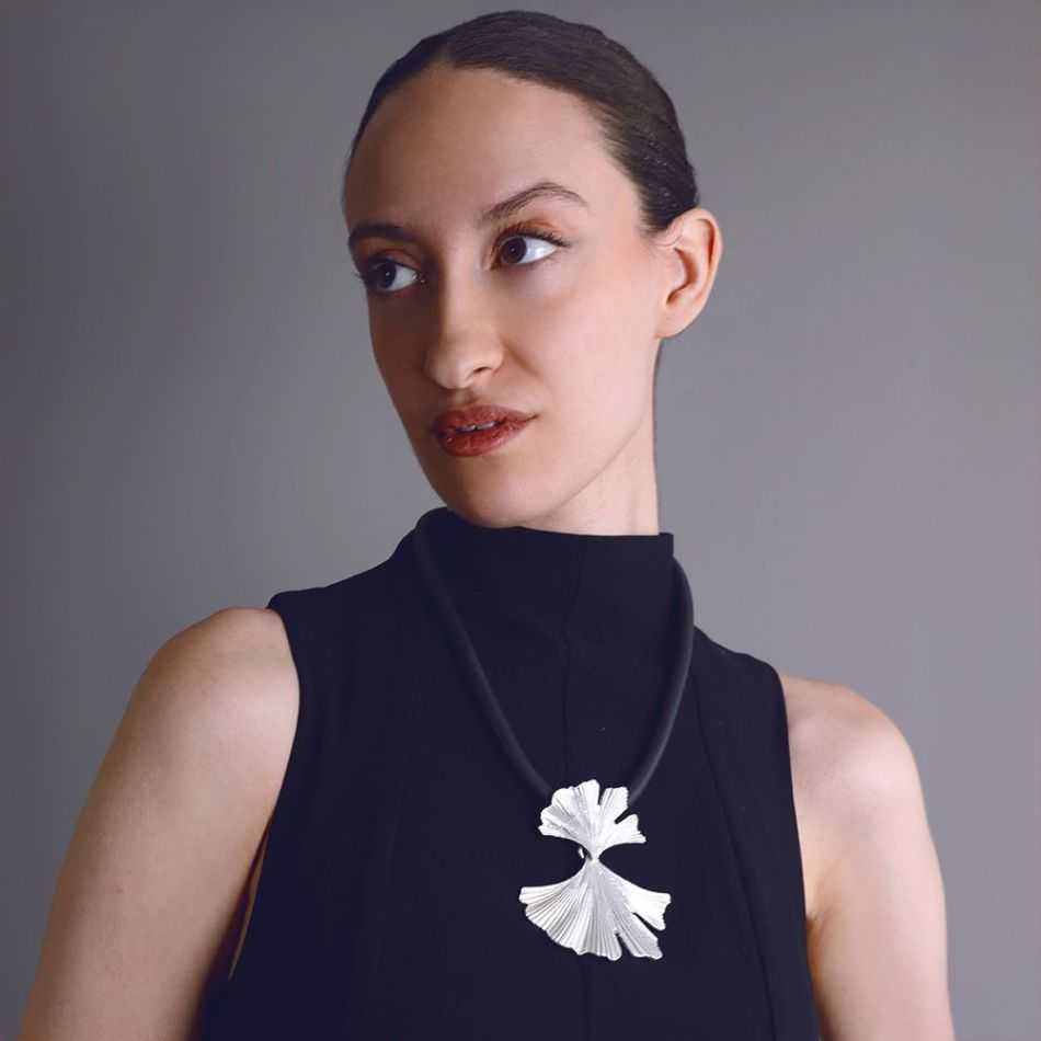 GINGKO LEAF METAL RUBBER SHORT NECKLACE