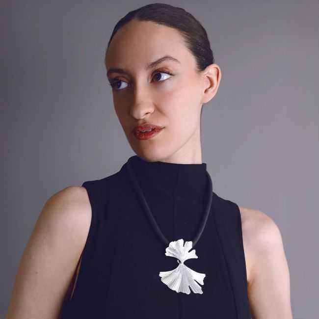 GINGKO LEAF METAL RUBBER SHORT NECKLACE