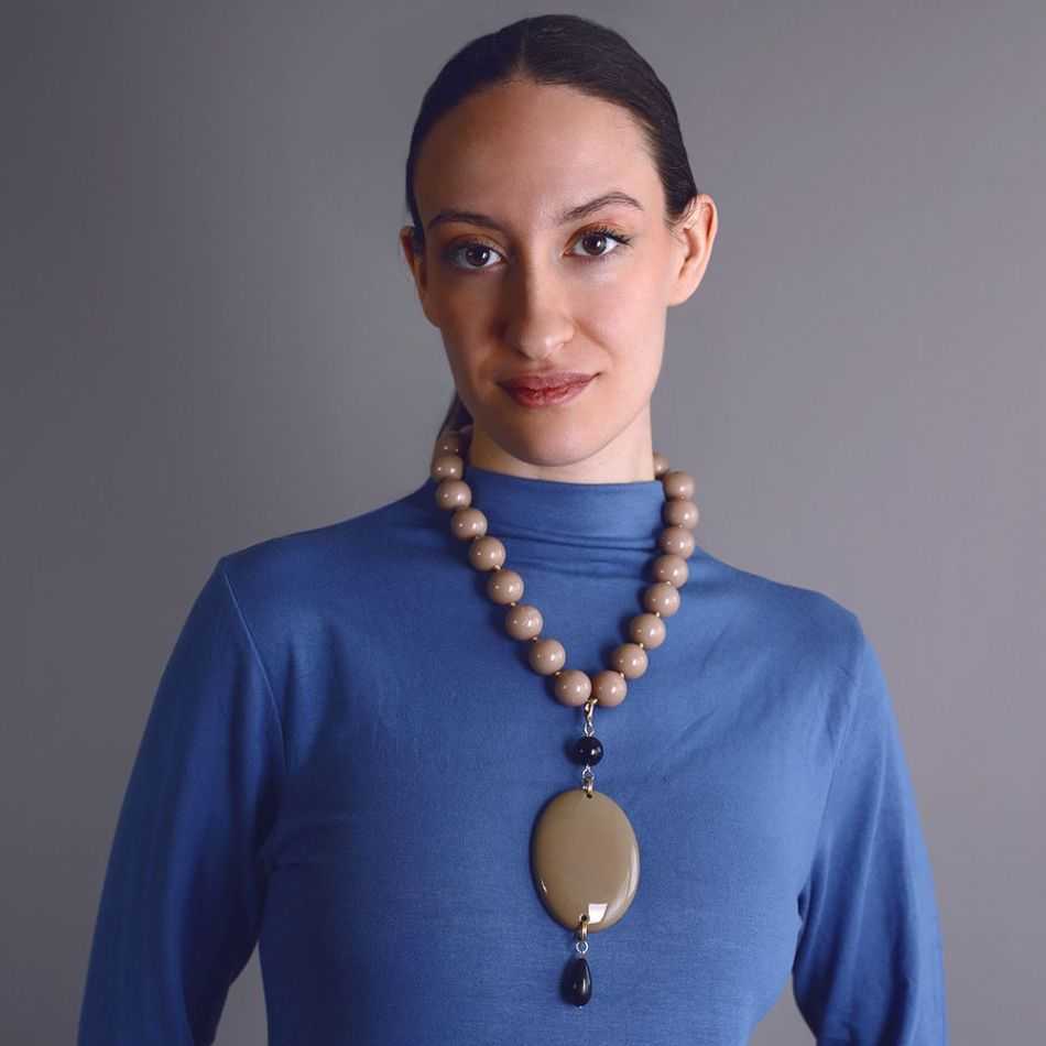 SHORT NECKLACE BEADS PENDANT MEDAL RESIN