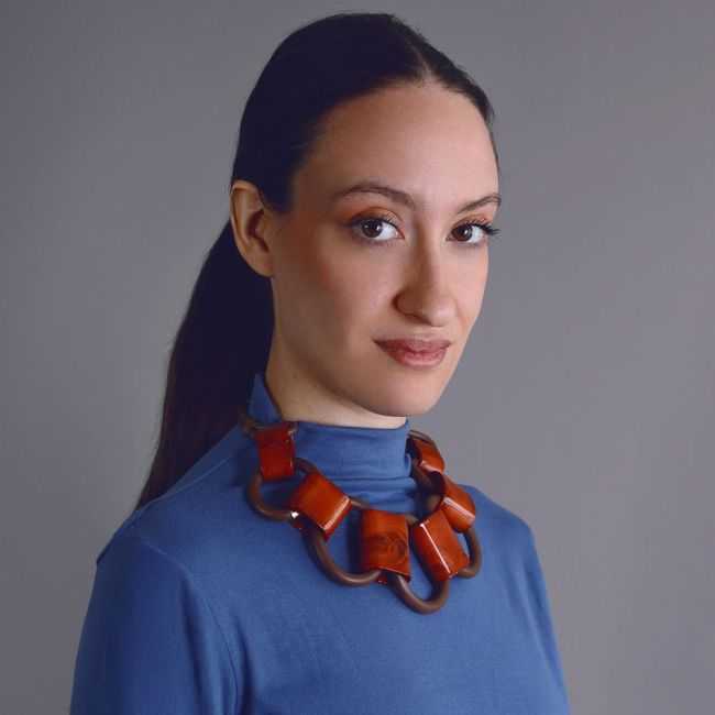 SHORT NECKLACE WITH RUBBER RESIN LINKS