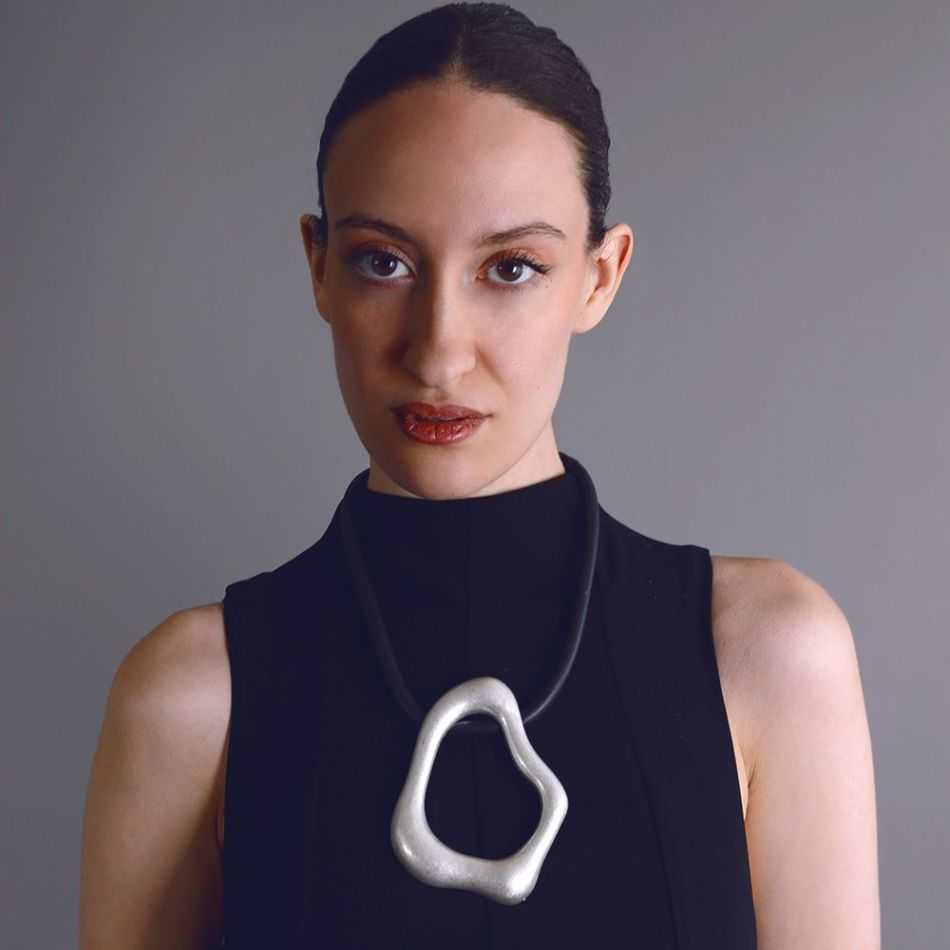 RUBBER CHOKER WITH IRREGULAR METAL RING PENDANT