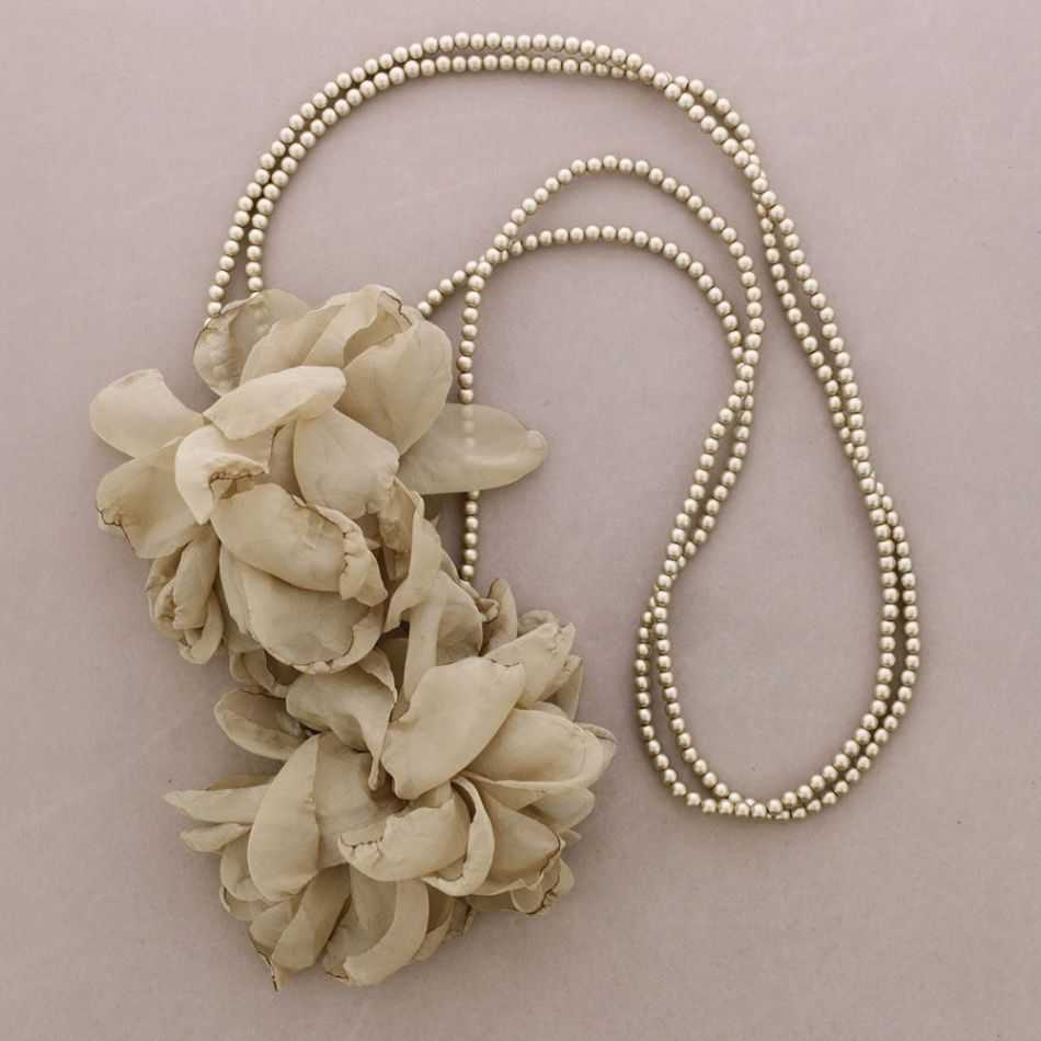 COLLAR LARGO MULTIFUNCIONAL CUENTAS RESINA DOBLE FLOR TELA