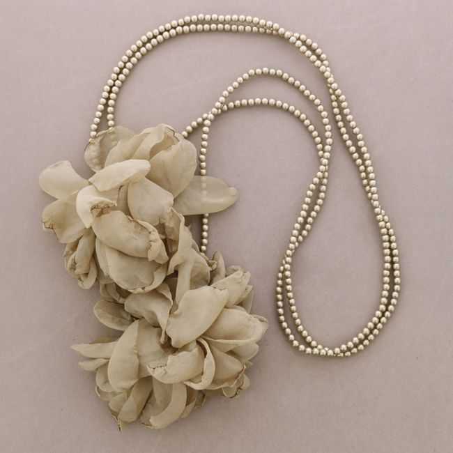 COLLAR LARGO MULTIFUNCIONAL CUENTAS RESINA DOBLE FLOR TELA