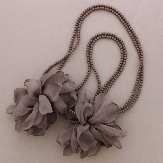 COLLAR LARGO MULTIFUNCIONAL CUENTAS RESINA DOBLE FLOR TELA