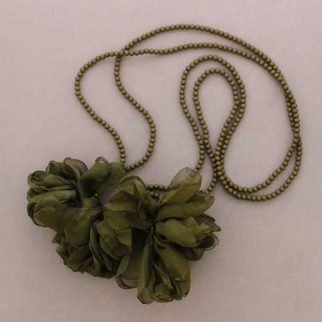 COLLAR LARGO MULTIFUNCIONAL CUENTAS RESINA DOBLE FLOR TELA