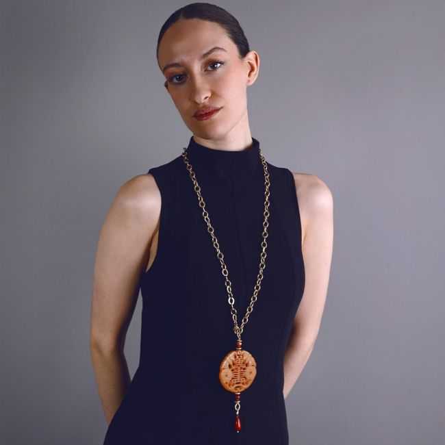LONG METAL NECKLACE WITH FILIGREE RESIN PENDANT MEDAL
