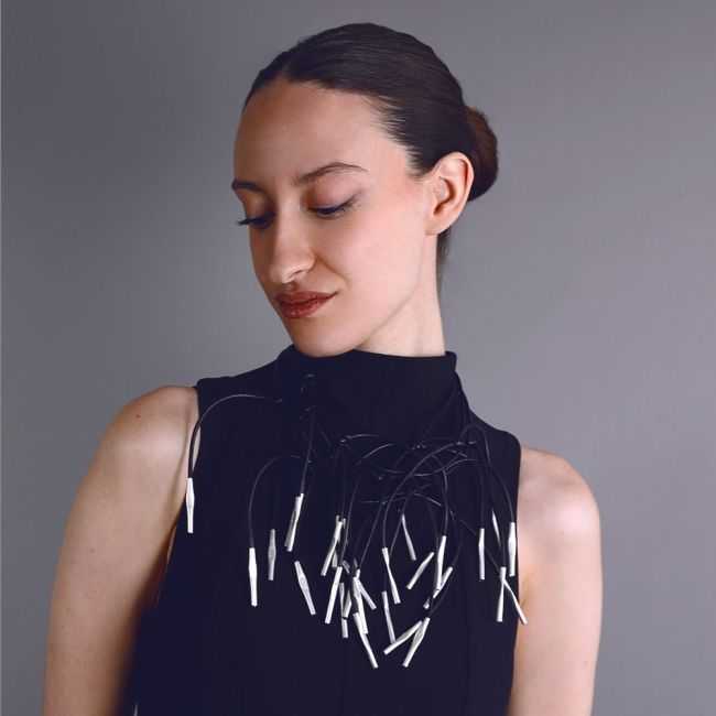 SYNTHETIC CORD CHOKER WITH FRINGES AND METAL TUBES
