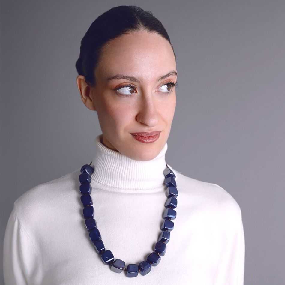 SHORT NECKLACE WITH SQUARE BEADS AND RESIN