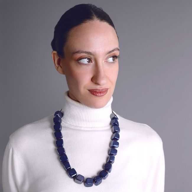 SHORT NECKLACE WITH SQUARE BEADS AND RESIN