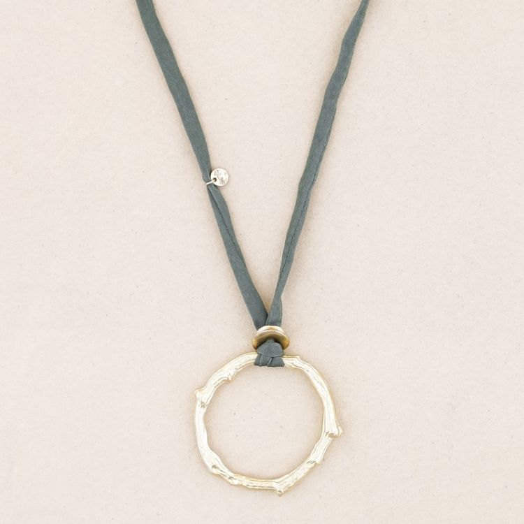LONG NECKLACE WITH METAL RING PENDANT