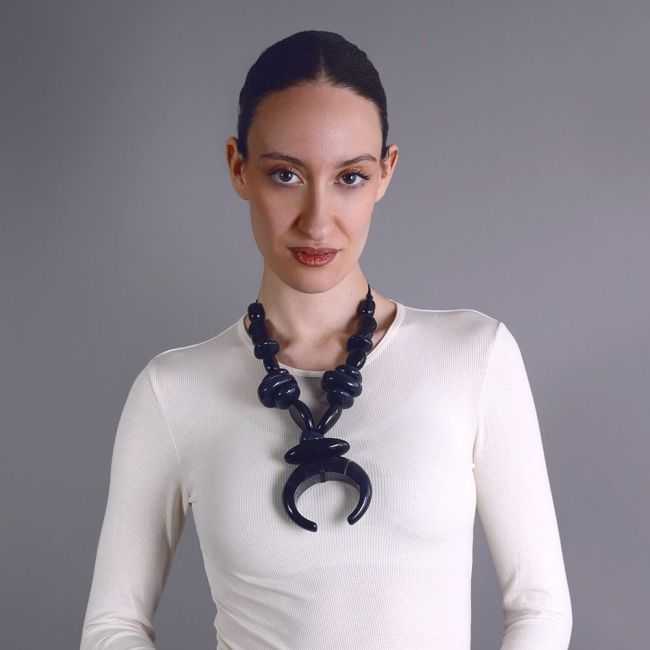 RESIN HORN PENDANT CHOKER