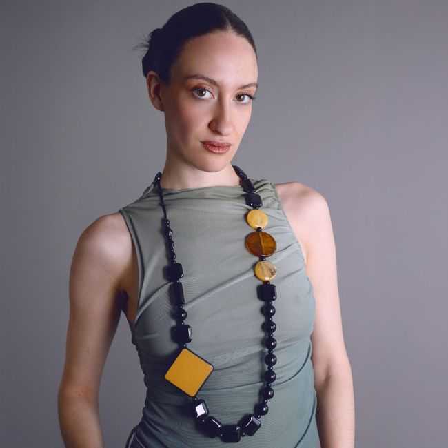 COLLAR LARGO CUENTAS RESINA
