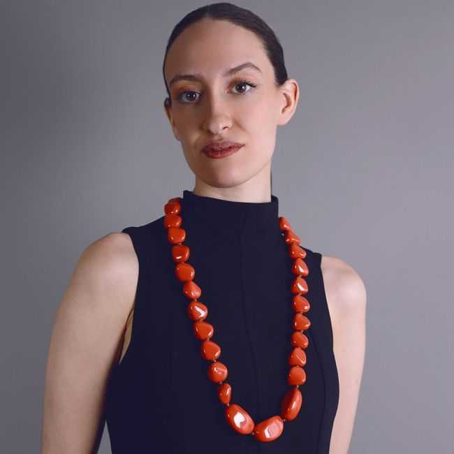 COLLAR LARGO CUENTAS IRREGULARES RESINA