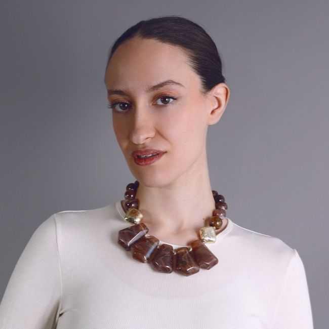 CHOKER WITH BEADS, METALLIC FINISH, AND RESIN