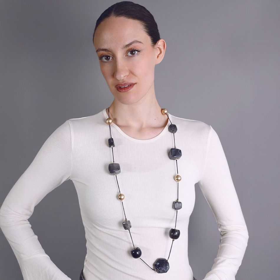 COLLAR LARGO CUENTAS CUADRADAS RESINA METAL