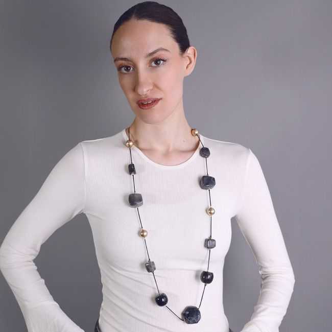 COLLAR LARGO CUENTAS CUADRADAS RESINA METAL