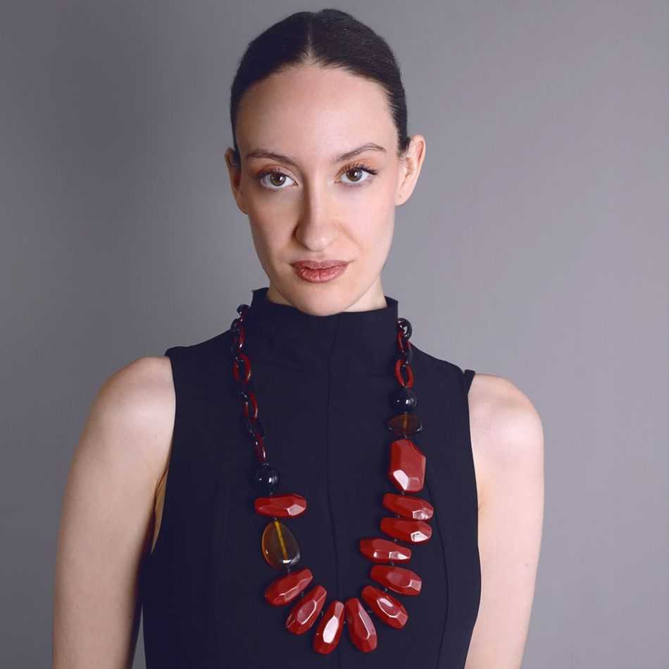 LONG NECKLACE WITH LINKS AND RESIN BEADS