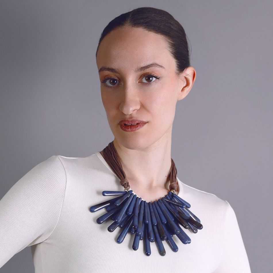 DOUBLE ROW CHOKER WITH RESIN FRINGE