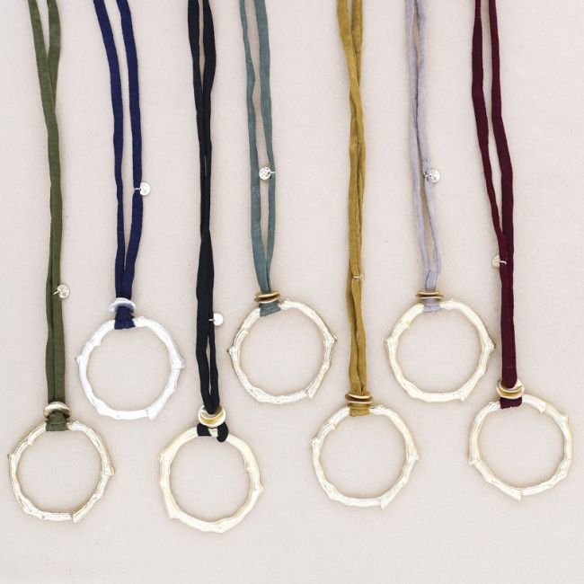 LONG NECKLACE WITH METAL RING PENDANT