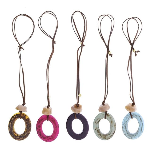 COLLAR LARGO COLGANTE RESINA