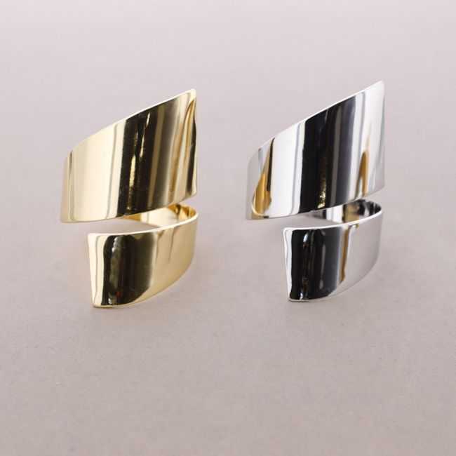 ADJUSTABLE METAL BRACELET