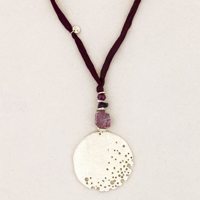 COLLAR LARGO COLGANTE PIEDRA MEDALLÓN METAL