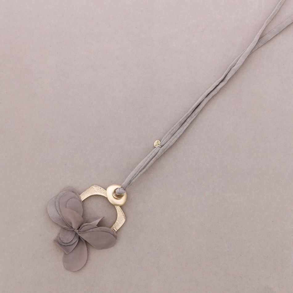 COLLAR LARGO COLGANTE METAL FLOR TELA