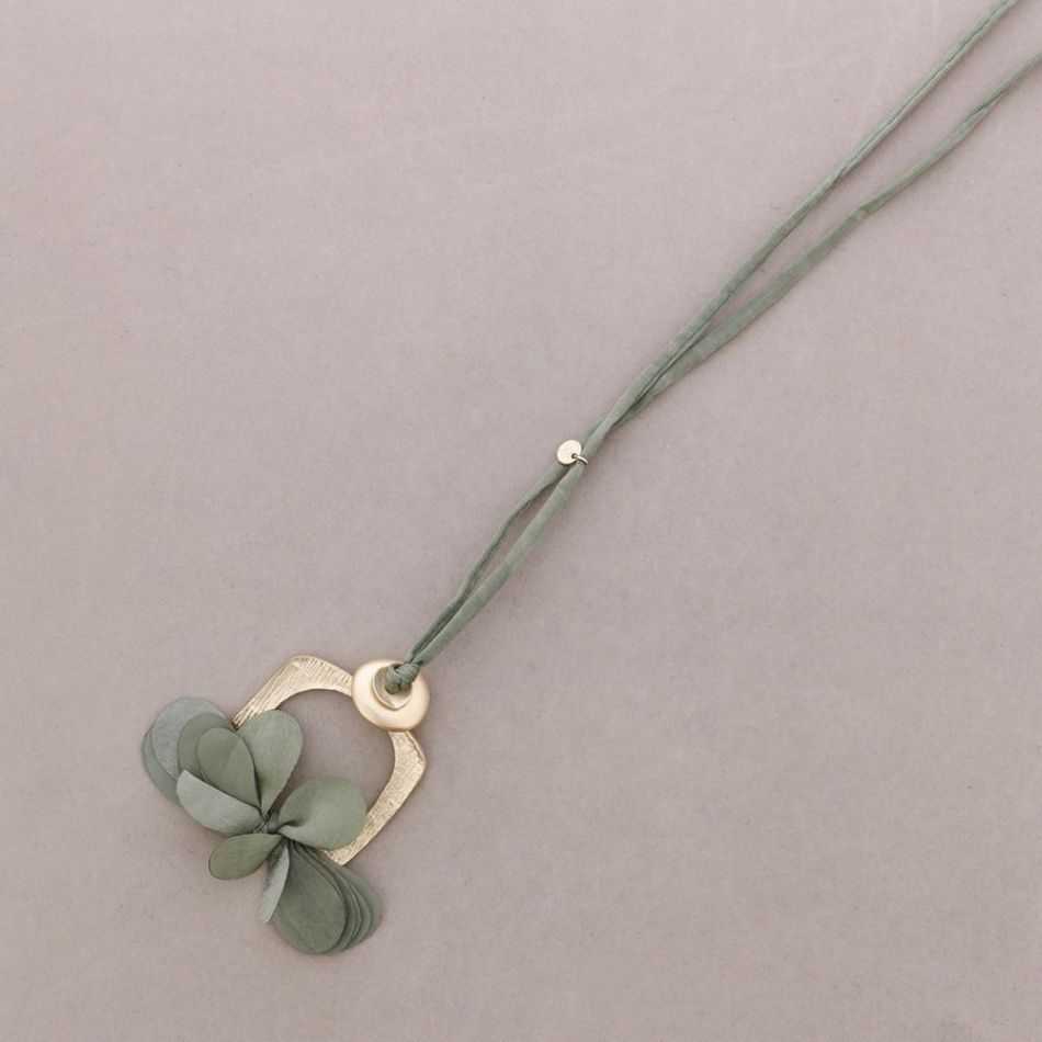 COLLAR LARGO COLGANTE METAL FLOR TELA