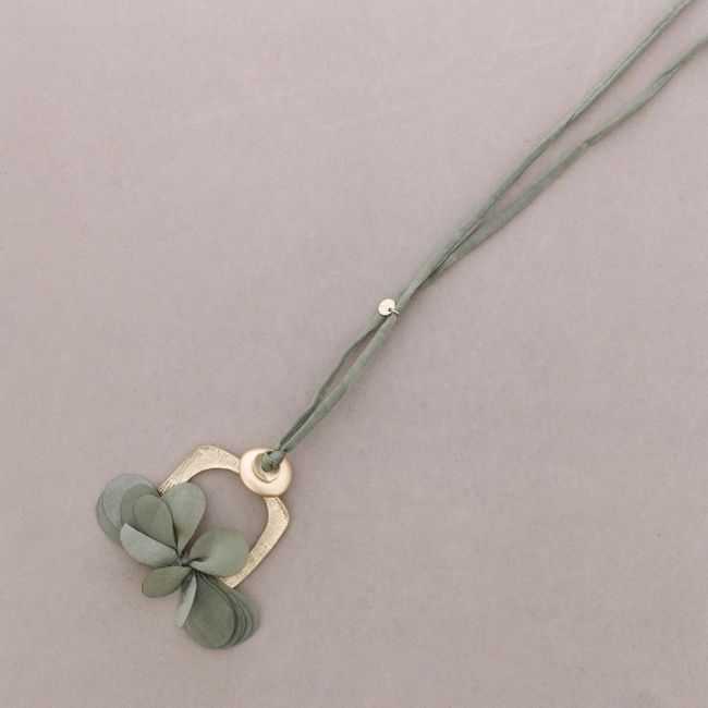 COLLAR LARGO COLGANTE METAL FLOR TELA