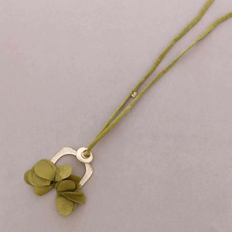 COLLAR LARGO COLGANTE METAL FLOR TELA