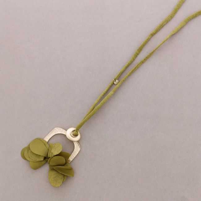 COLLAR LARGO COLGANTE METAL FLOR TELA