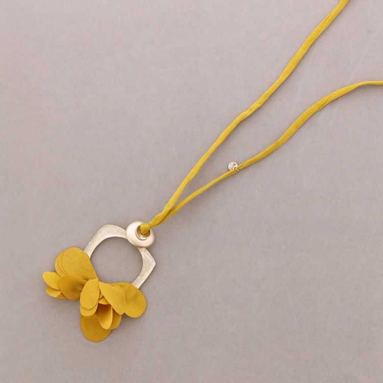 COLLAR LARGO COLGANTE METAL FLOR TELA