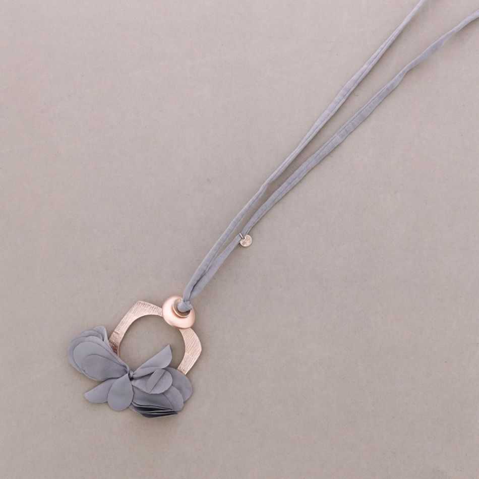 COLLAR LARGO COLGANTE METAL FLOR TELA