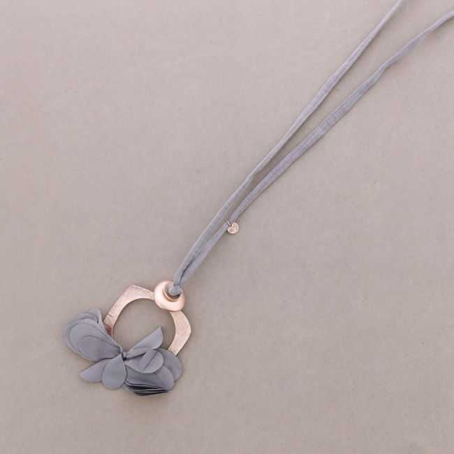 COLLAR LARGO COLGANTE METAL FLOR TELA