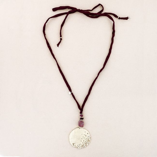 COLLAR LARGO COLGANTE PIEDRA MEDALLÓN METAL