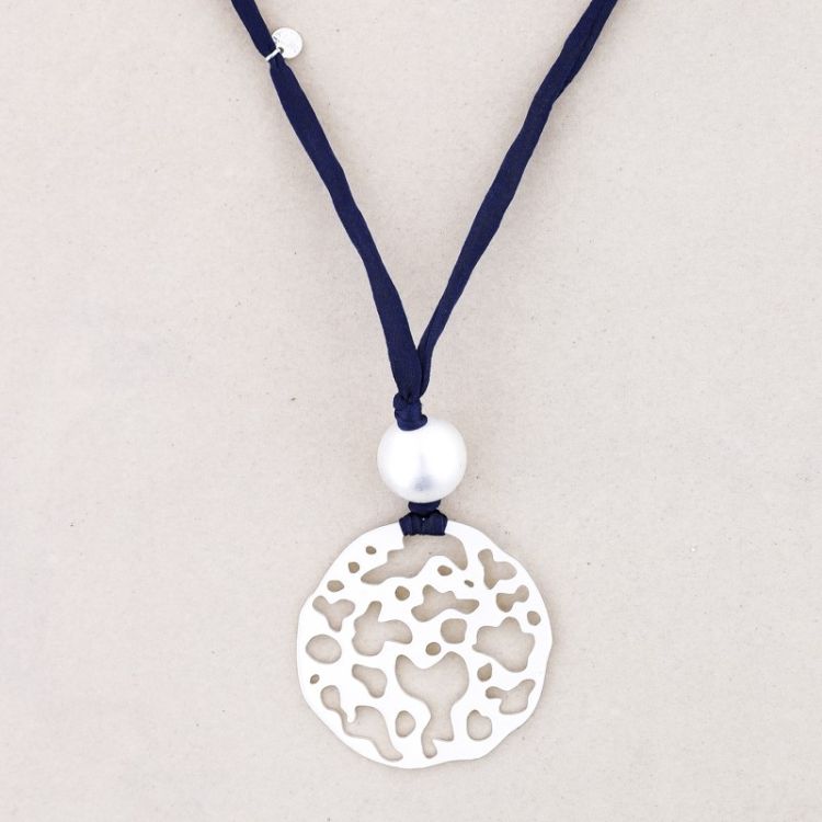 COLLAR LARGO COLGANTE MEDALLÓN CALADO METAL