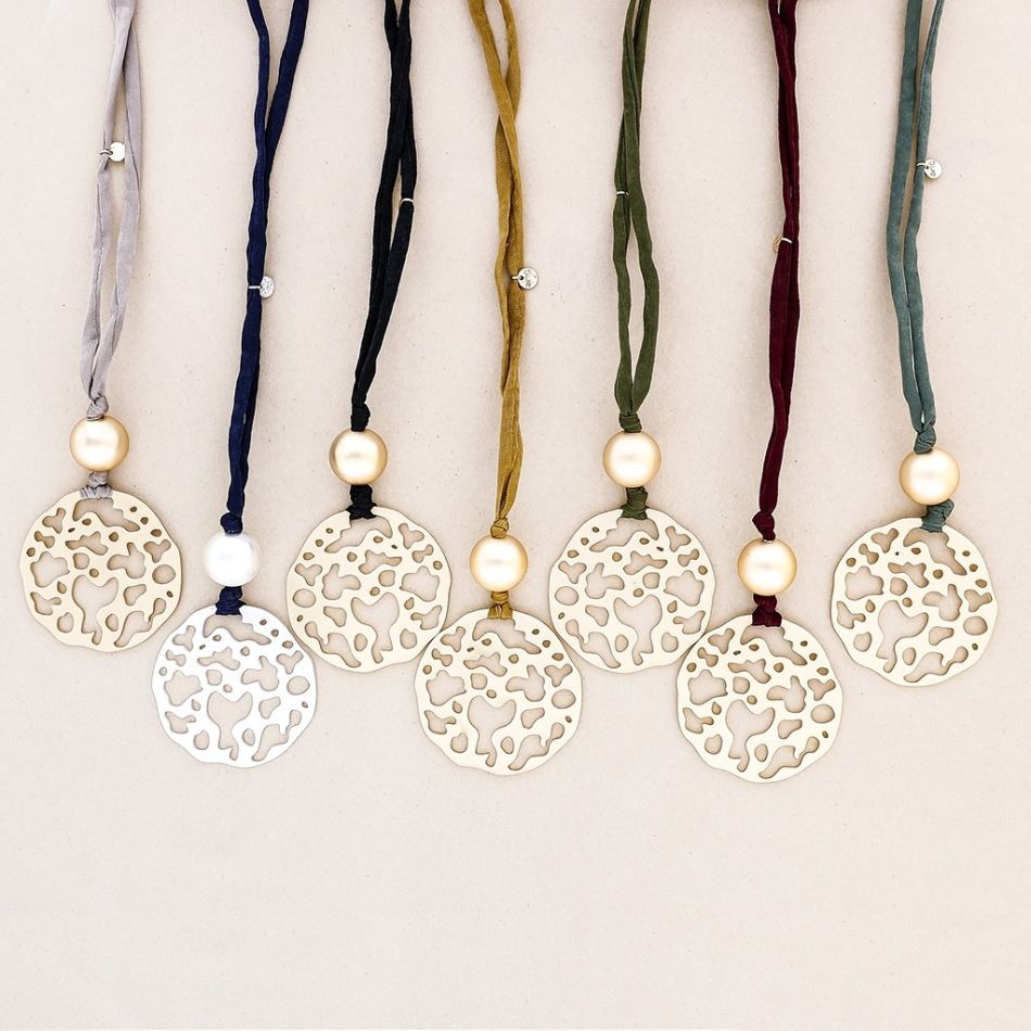 COLLAR LARGO COLGANTE MEDALLÓN CALADO METAL