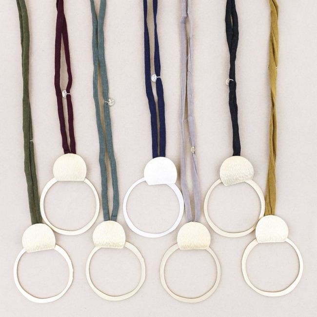 LONG NECKLACE WITH METAL RING PENDANT