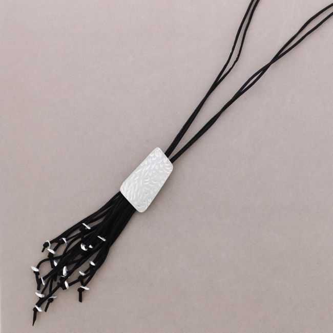LONG NECKLACE WITH METAL PENDANT