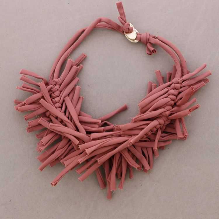 TUBE SHORT NECKLACE WITH KNOTS