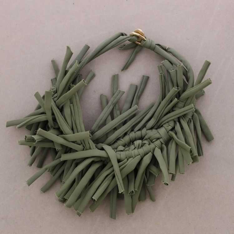 TUBE SHORT NECKLACE WITH KNOTS 2