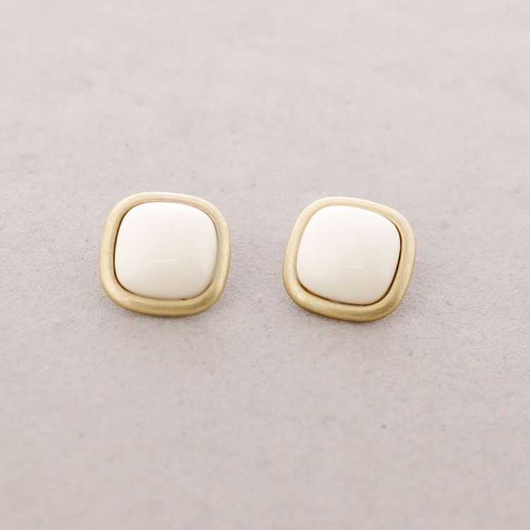 METAL AND RESIN PUSH-BACK EARRINGS